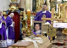 Ceremonii przewodniczył o. Wojciech Kotowski SSCC, prowincjał Polskiej Prowincji Zgromadzenia Najświętszych Serc Jezusa i Maryi oraz Wieczystej Adoracji Najświętszego Sakramentu Ołtarza.