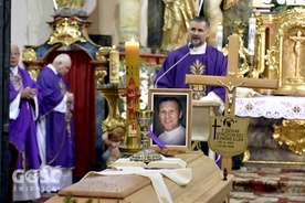 Ceremonii przewodniczył o. Wojciech Kotowski SSCC, prowincjał Polskiej Prowincji Zgromadzenia Najświętszych Serc Jezusa i Maryi oraz Wieczystej Adoracji Najświętszego Sakramentu Ołtarza.