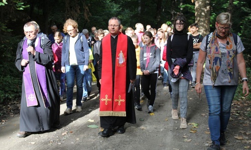 Księża z Porąbki Zdzisław Grochal i Andrzej Bojda z wiernymi na trasie Drogi Krzyżowej na Trzonkę.