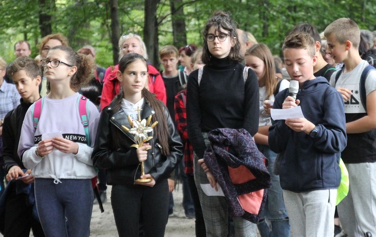 Uczniowie SP 2 im. Jana Pawła II w Porąbce-Kozubniku zaprosili do wysłuchania rozważań Drogi Krzyżowej.