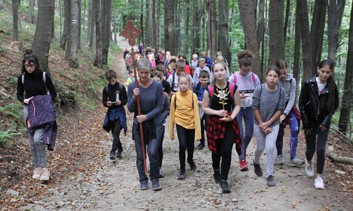 Uczestnicy plenerowego nabożeństwa nieśli ze sobą krzyż i relikwie bł. Karoliny Kózkówny.