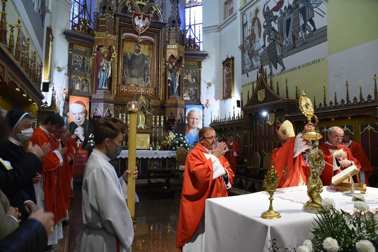 Bp Leszkiewicz błogosławi relikwiami św. Stanisława - patrona dzieł trzeźwości w diecezji tarnowskiej.