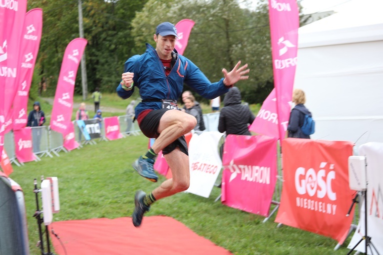 Niektórych biegaczy energia rozpierała także na mecie...