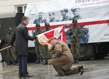 Szef MON przekazuje sztandar wojskowy dla 6. Mazowieckiej Brygady Obrony Terytorialnej im. rotmistrza Witolda Pileckiego.