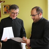 Ks. Krzysztof Moskal i ks. Marcin Samek dołączyli do parafian, którzy oddawali dziś honorowo krew potrzebującym.