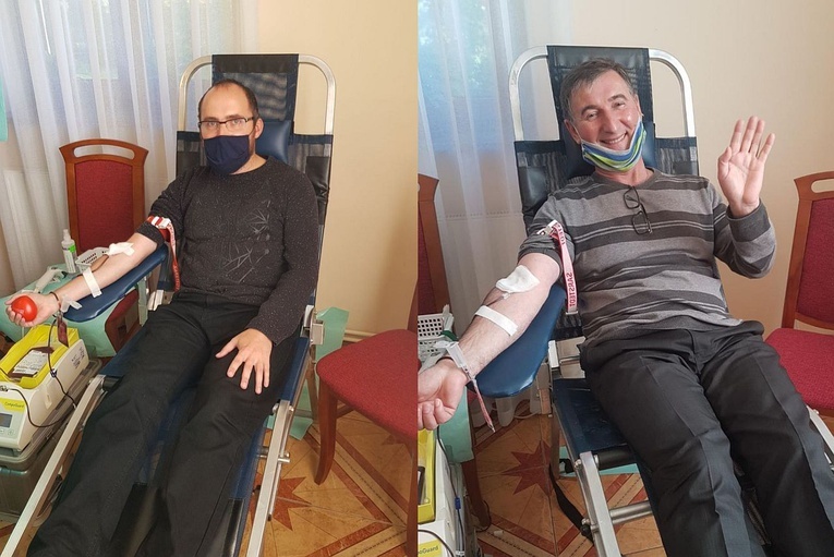 Ks. Krzysztof Moskal (z prawej) i ks. Marcin Samek oddali dziś krew podczas akcji w Rzykach.
