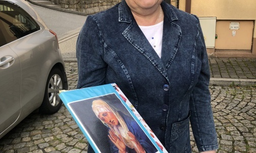 Ewa Piwońska-Świerz z księgą intencji, która towarzyszy ikonie podczas peregrynacji do rodzin.