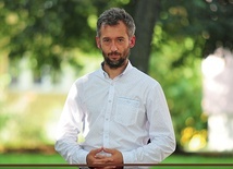 ▲	Prof. Giemza podkreśla zaangażowanie polonistów w szkołach średnich.