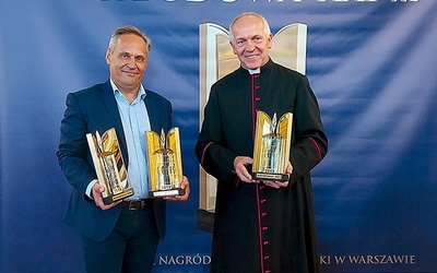 ▲	Nagrodę odebrali ks. Bogumił Karp i Marek Hałon z firmy Castellum.