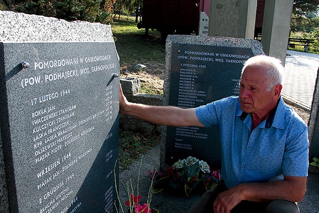 Prezes Stowarzyszenia „Pamięć Polskich Kresów” przy jednej z tablic.