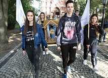 ▲	W wydarzenie była zaangażowana zwłaszcza młodzież z KSM, Wojska Gedeona, Laboratorium Wiary, oazy, a także ministranci i stypendyści Fundacji „Dzieło Nowego Tysiąclecia”.