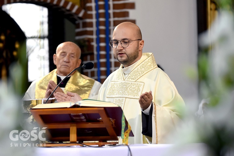 O. Miłosz w asyście ks. Bogusława Wermińskiego w czasie prymicyjnej Mszy św.