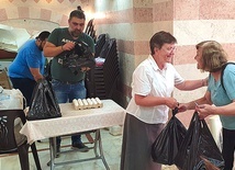 ▲	Siostra Brygida (z lewej) podczas akcji dystrybucji pomocy humanitarnej.