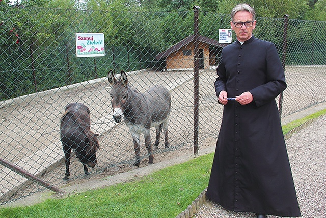 	Na wezwanie ks. Marka przybiegają osioł Filip i kuc Kary – najstarszy mieszkaniec zoo, 30-latek. 