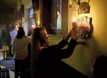 W trakcie obrzędu namaszczono m.in. umieszczone na ścianach kościoła krzyże apostolskie, tzw. zacheuszki. Następnie zapalono przy nich świece.