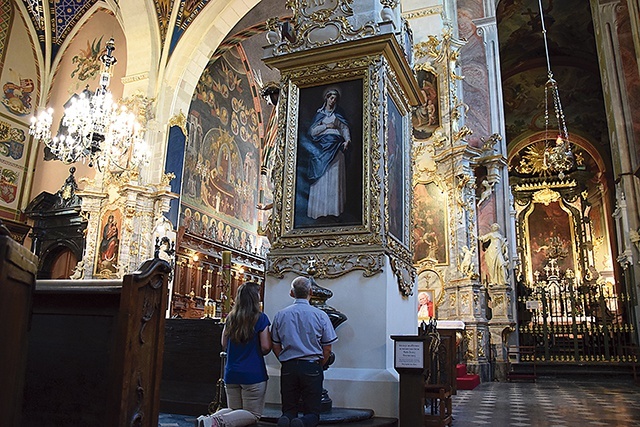 Przed obrazem szczególnie modlą się rodzice w intencji swoich dzieci.