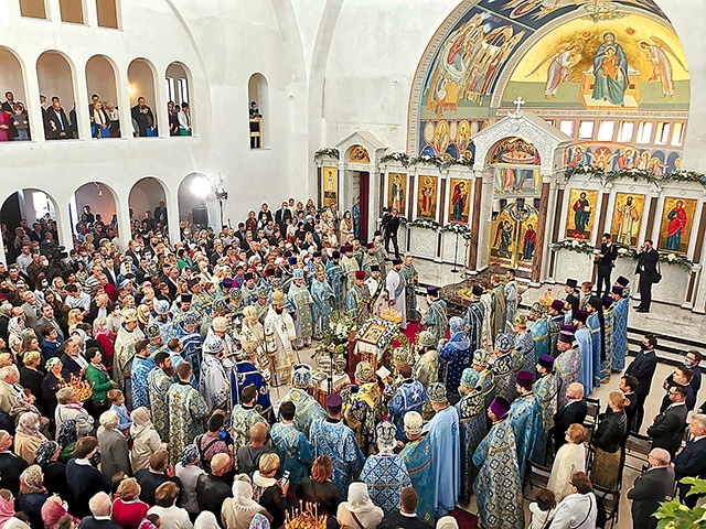 Wnętrze świątyni  będą w całości  zdobiły polichromie. Główną kopułę wypełnia wizerunek Chrystusa Pantokratora, Wszechwładcy otoczonego przez  zastępy aniołów.