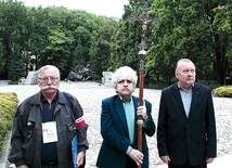 ▲	– Idę, żeby oddać hołd pomordowanym mieszkańcom miasta – mówi pan Piotr Chróściel (pośrodku), który w Wolskiej Drodze Krzyżowej bierze udział po raz 7.