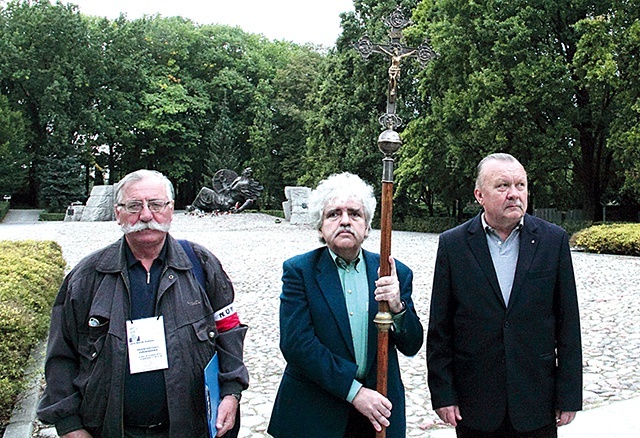 ▲	– Idę, żeby oddać hołd pomordowanym mieszkańcom miasta – mówi pan Piotr Chróściel (pośrodku), który w Wolskiej Drodze Krzyżowej bierze udział po raz 7.