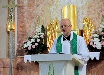 ▲	Kapłan gościł już w dąbrowskiej parafii 13 września, zapraszając wszystkich do udziału w spotkaniach.