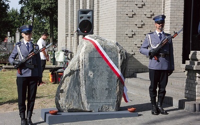 Pomnik na cmentarzu upamiętnia żyrardowskie ofiary sowieckiego mordu.