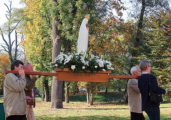 Procesja z figurą Matki Bożej Fatimskiej podczas jednej z poprzednich pielgrzymek.