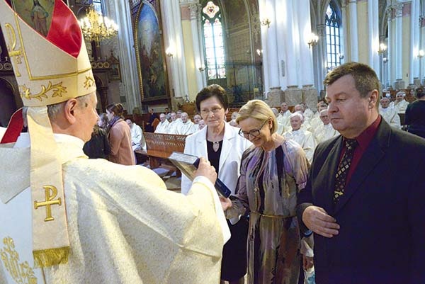 ▲	Dokumenty synodalne odbierają katecheci, reprezentujący wiernych świeckich. 