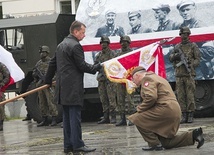 ▲	Minister obrony narodowej Mariusz Błaszczak przekazuje sztandar.