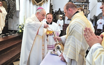 Podczas liturgii poświęcone zostały oleje święte.