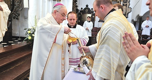 Podczas liturgii poświęcone zostały oleje święte.