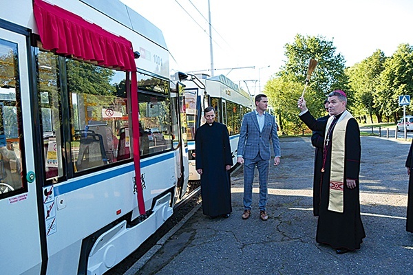 Przed wyruszeniem w drogę pojazdy poświęcił bp Zieliński.