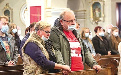 ▲	Uroczyste odnowienie przyrzeczeń małżeńskich w kościele w Goleszowie.
