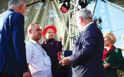 ▲	W czasie spotkania dożynkowego spółka uhonorowała zasłużonych rolników z ziemi sztumskiej specjalnymi medalami.