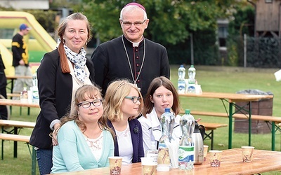 W czasie świętowania biskup Marek wśród opiekunów spotkał dawną podopieczną z dzierżoniowskiego liceum.