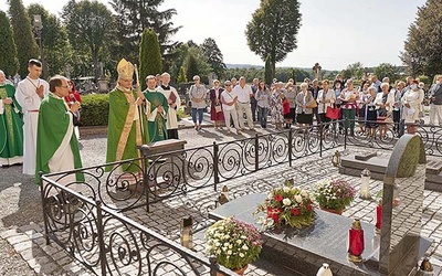 Bp Marek Mendyk przy symbolicznym grobie niezłomnego kapłana.