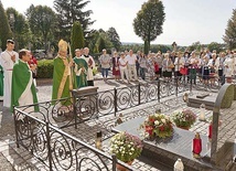 Bp Marek Mendyk przy symbolicznym grobie niezłomnego kapłana.