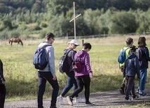 Pielgrzymi zmierzający na widoczny w tle szczyt.