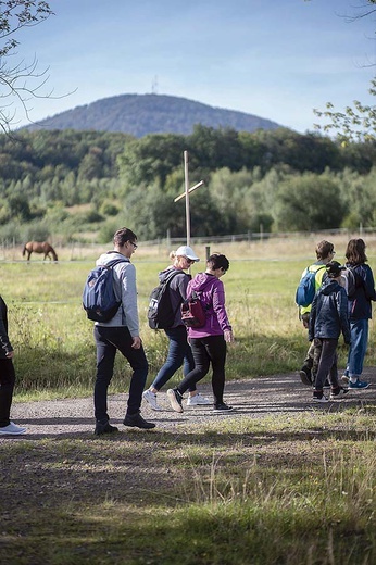 Pielgrzymi zmierzający na widoczny w tle szczyt.