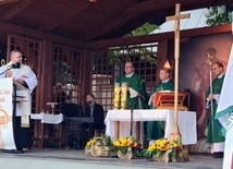 Mszy św. przewodniczył bp Henryk Tomasik. Z lewej proboszcz ks. Tomasz Waśkiewicz.