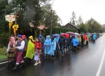 Mimo deszczu do Matki Bożej Świętorodzinnej pielgrzymowało niemal 200 osób. 