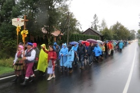 Mimo deszczu do Matki Bożej Świętorodzinnej pielgrzymowało niemal 200 osób. 