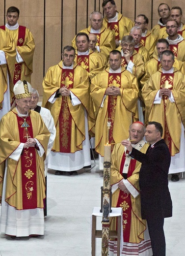 Prezydent Andrzej Duda dwa razy zapalał Świecę Niepodległości.