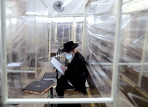 W synagodze w jerozolimskiej dzielnicy Mea Shearim ustawiono foliowe ścianki antycovidowe, mające chronić modlących się przed zakażeniem.