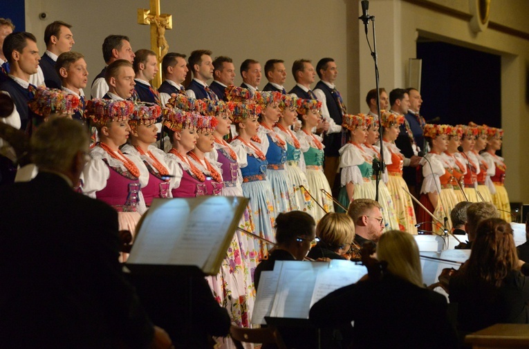 "Śląsk" zauroczył prezencją, jakością wykonania i wzruszył tematyką wykonanych utworów.