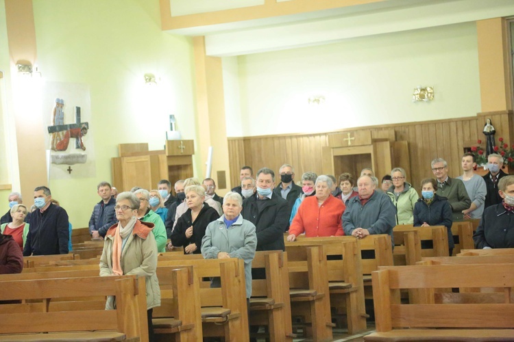 Tablica dwóch kapłanów w Niedomicach