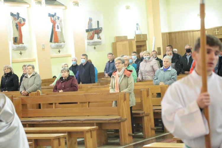 Tablica dwóch kapłanów w Niedomicach