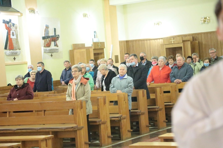 Tablica dwóch kapłanów w Niedomicach