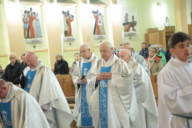 Tablica dwóch kapłanów w Niedomicach