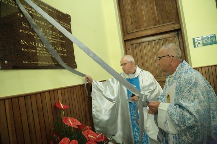 Tablica dwóch kapłanów w Niedomicach