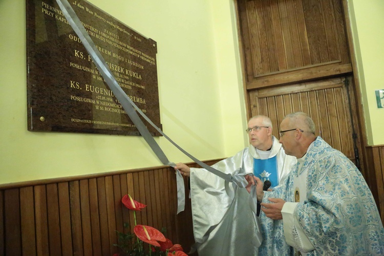 Tablica dwóch kapłanów w Niedomicach